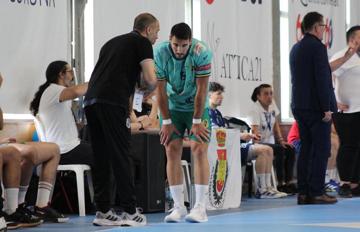 Miguel Ángel Moriana dialoga con uno de sus jugadores.