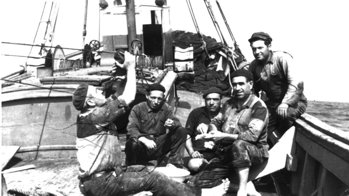 Una imatge antiga de pescadors a Palamós.