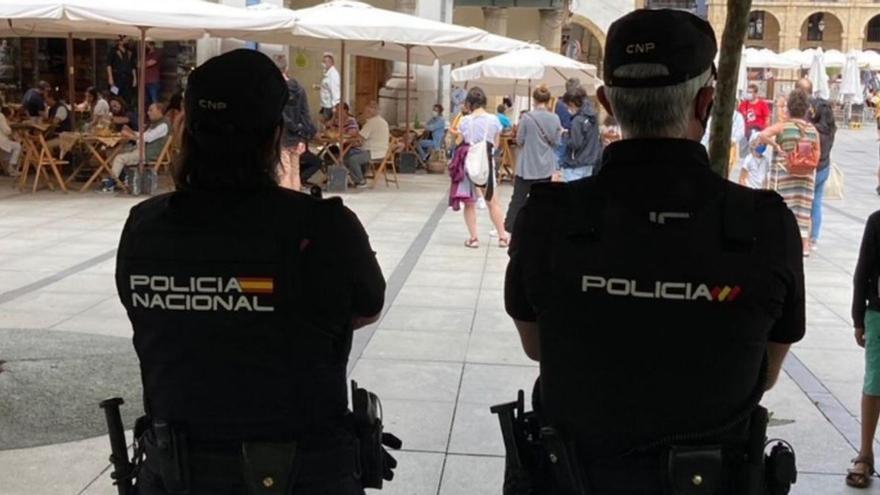 Dos agentes de la Policía Nacional en la calle San Francisco.  | M. V.