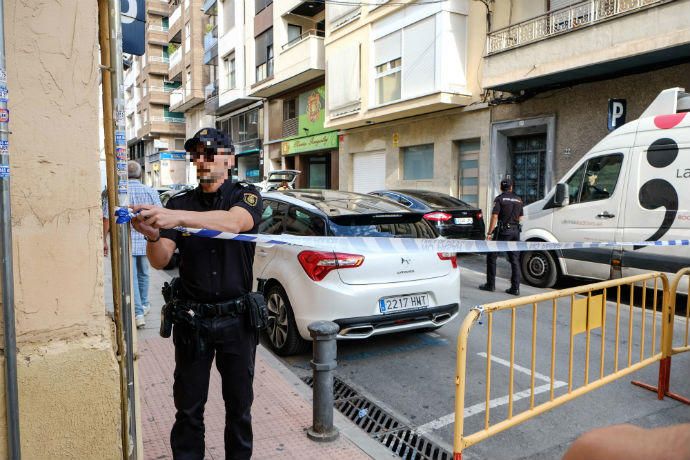 Los investigadores acordonaron toda la calle donde murió el menor y fue atacada la mujer