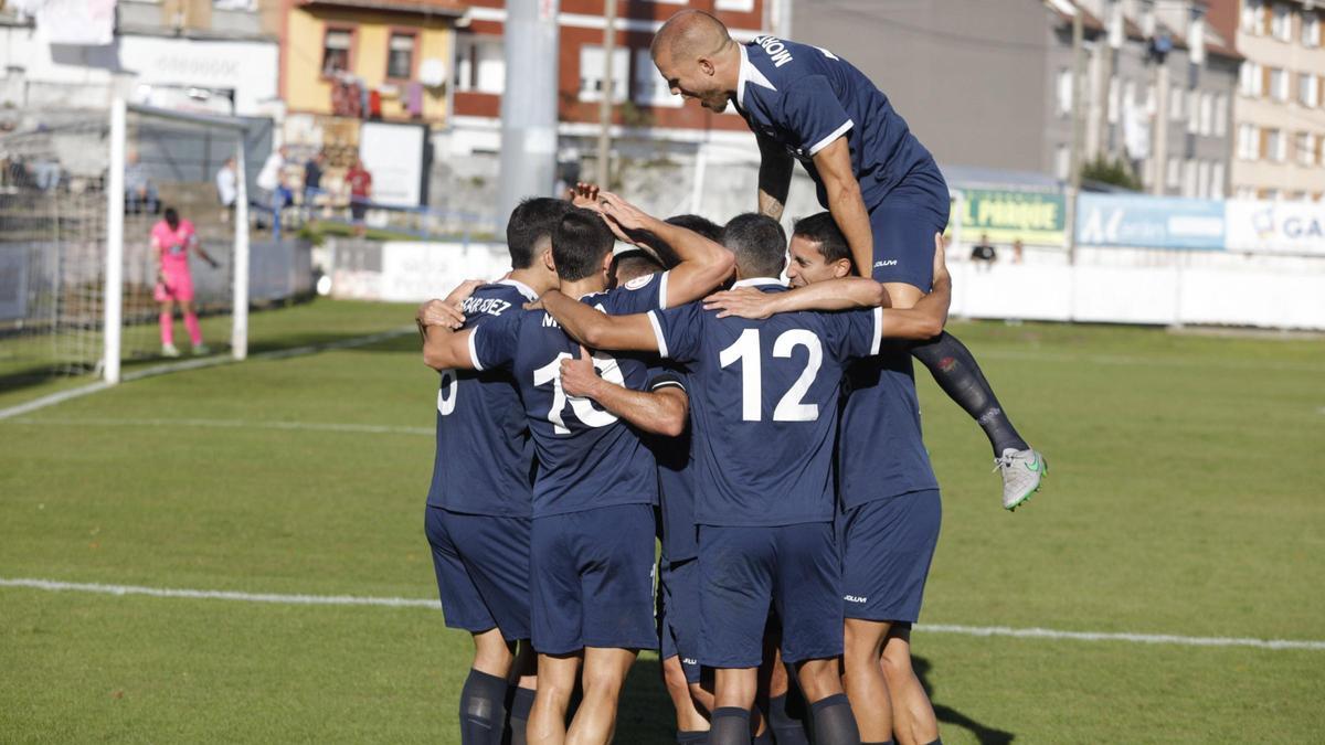 El Marino celebra un gol durante un partido frente al Deportivo Fabril