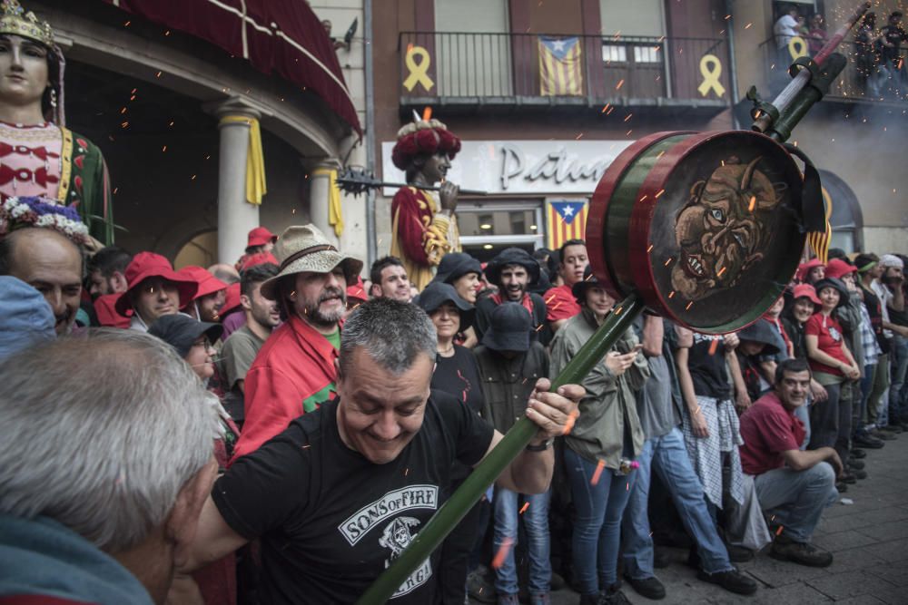 Berga estrena la Patum 2019 amb un passacarrers atapeït i calorós