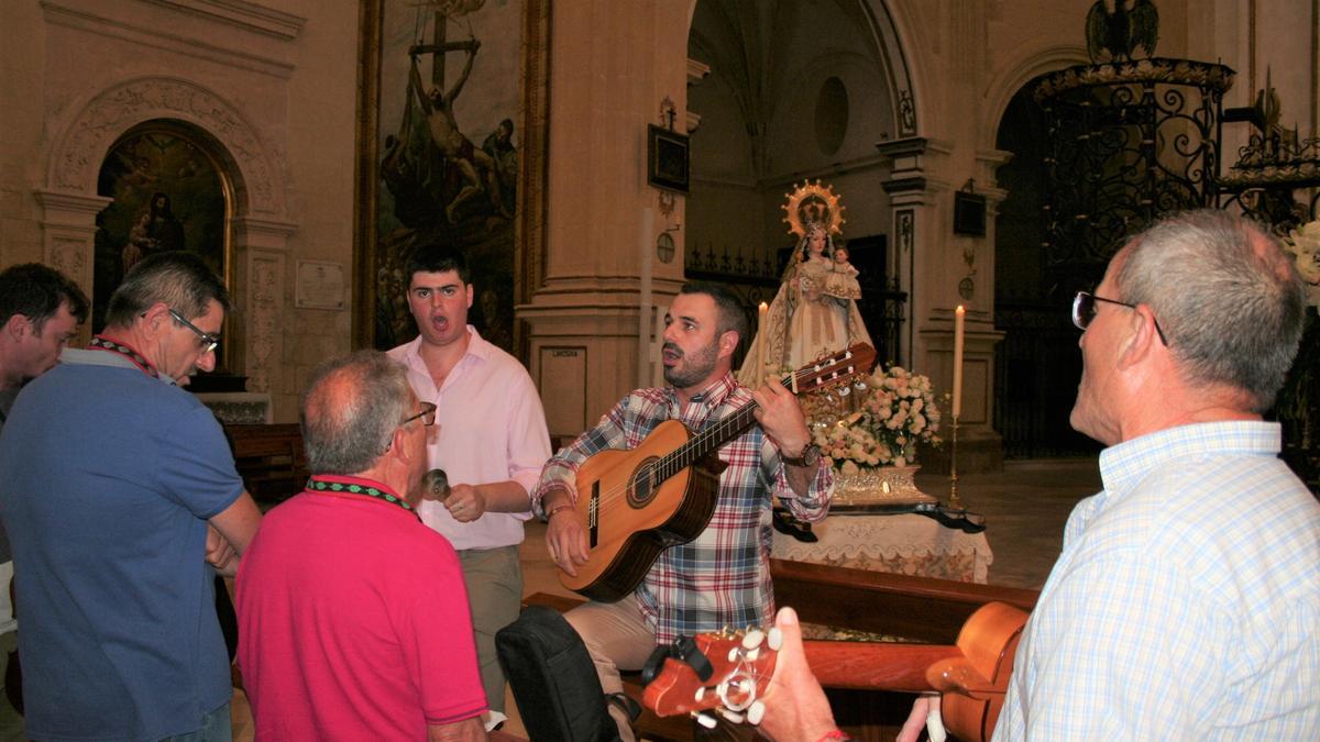 La Cuadrilla de Auroros de Lorca cantaba a la Virgen del Alcázar durante la ceremonia que oficiaba el párroco Nicolás Poyato.