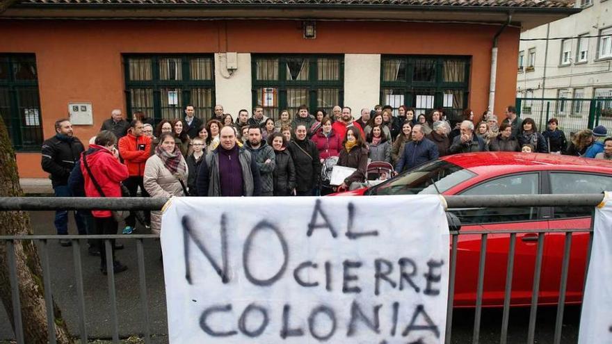 Las familias del parvulario de la colonia Ceano durante la protesta de ayer, a la salida de clase.