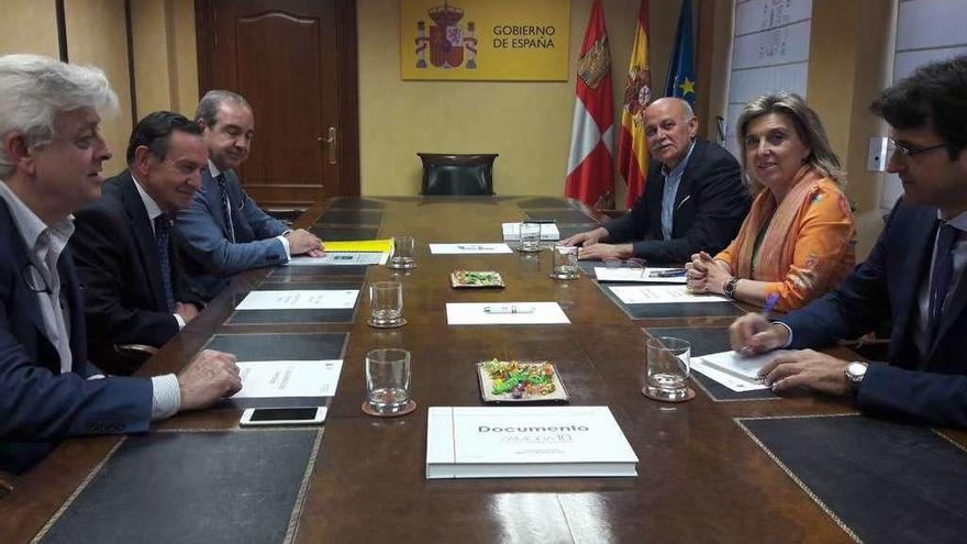 María José Salgueiro preside la reunión con García, Vidal y Esbec, ayer en Valladolid.