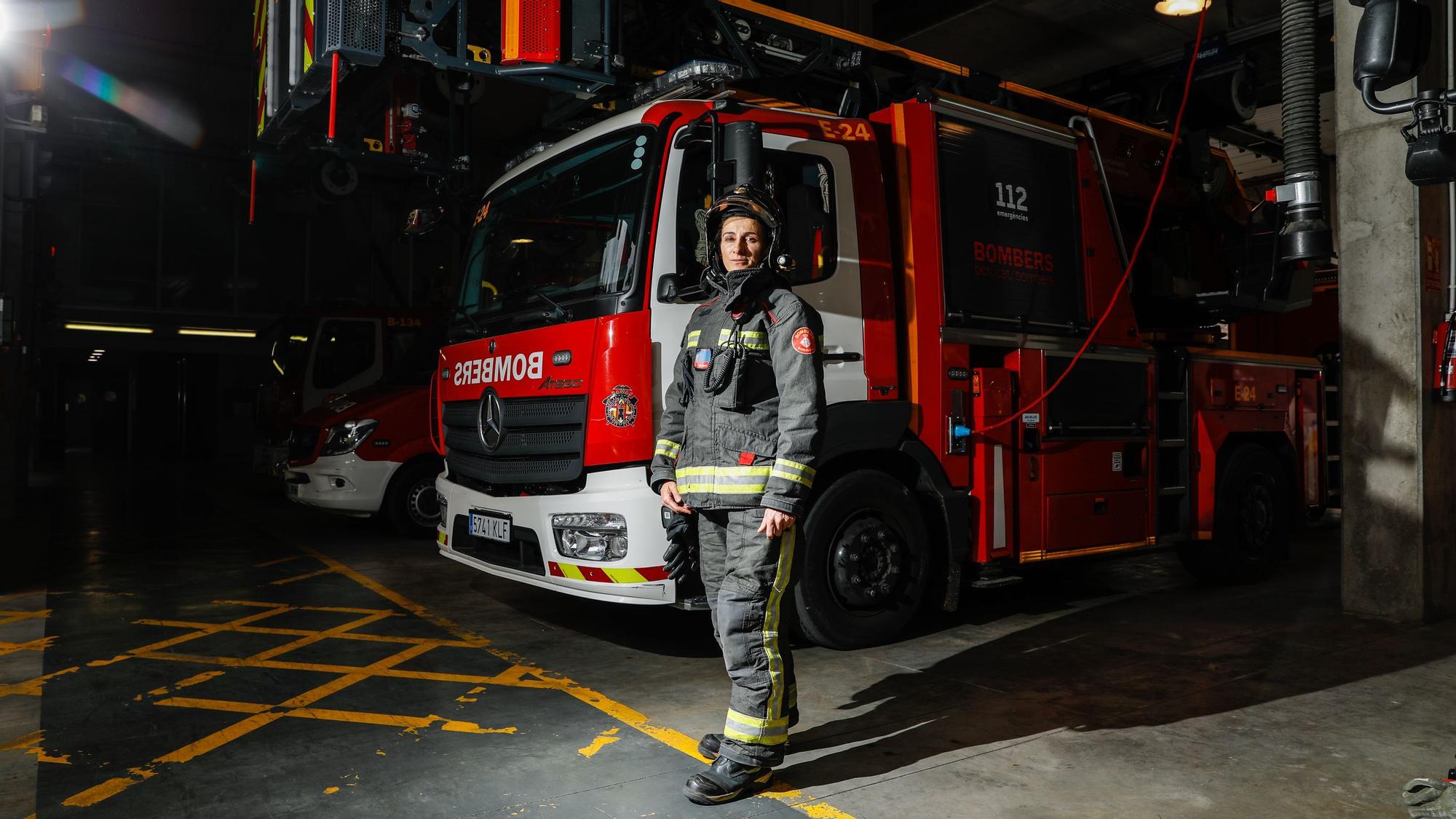 Una bombera junto a uno de los vehículos del cuerpo de bomberos.