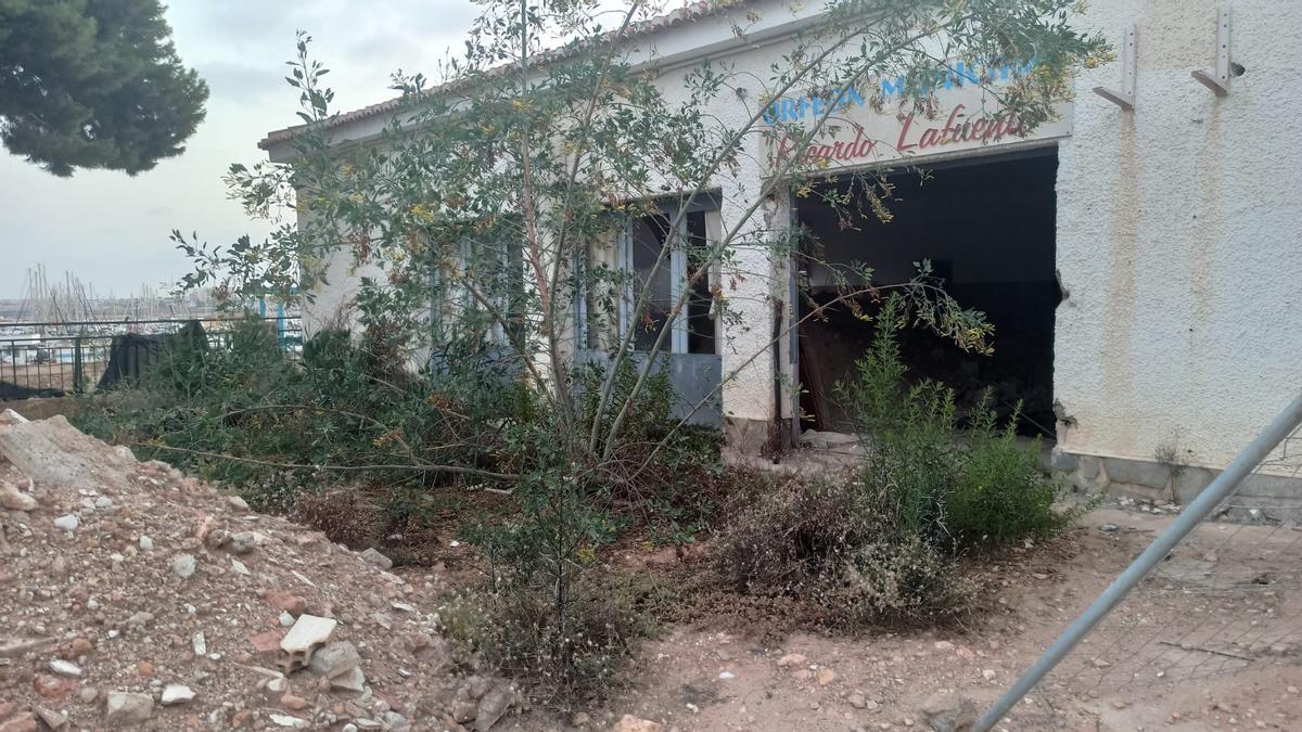 Aspecto del antiguo edificio del Grupo de Empresa dentro del recinto de las Eras de la Sal de Torrevieja