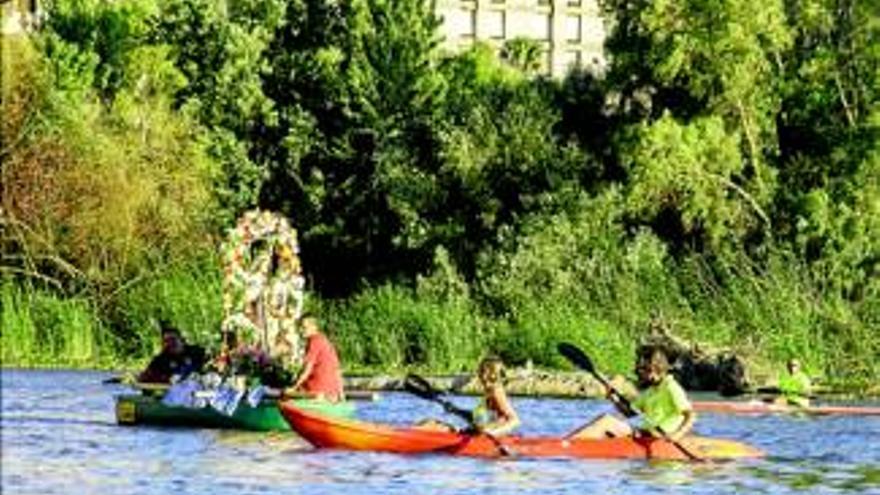 Las Moreras saca en procesión a la Virgen del Carmen navegando por el Guadiana