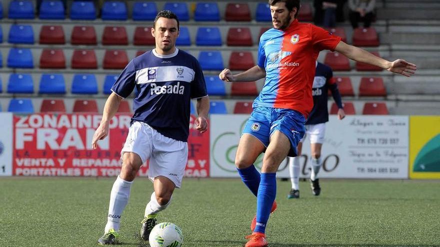 Carlos de la Nava trata de hacerse con el balón ante el marinista Geni.