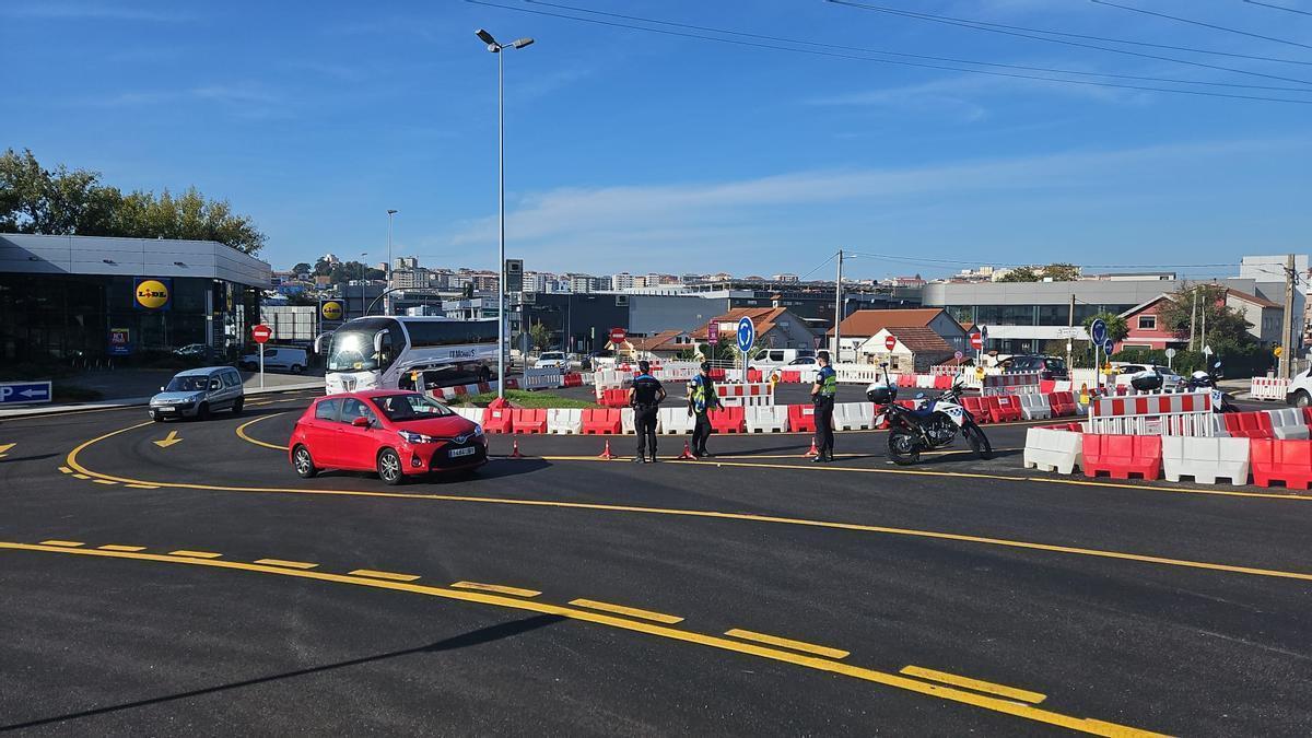 Pedagogía en la «turboglorieta» de la Avenida de Madrid: la Policía Local de Vigo enseña a los conductores a trazarla