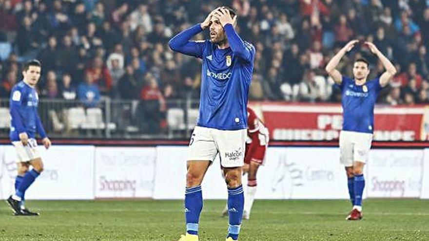 Los jugadores del Oviedo se lamentan ayer en Almería.