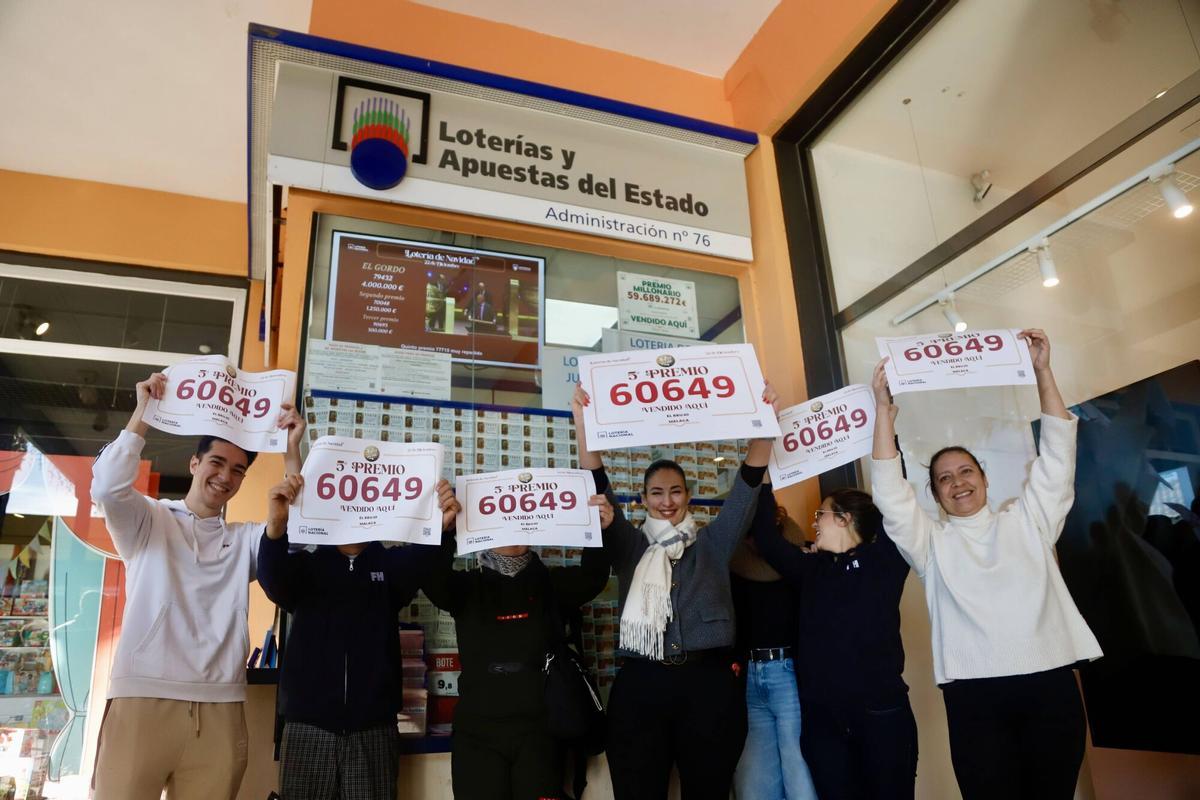 El premiado 60649 ya cuelga en el mostrador de la administración de lotería El Brujo de Plaza Mayor. Esta mañana ha llovido champán en su puerta por los 2,7 millones de euros repartidos en 45 series de la Lotería de Navidad. Es decir, esto se traduce en 450 décimos que se premian con 6.000 euros cada uno.