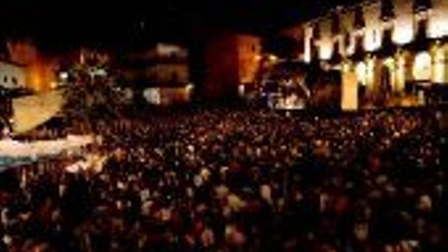 La gran afluencia al Womad desborda el entorno de la plaza sin incidentes