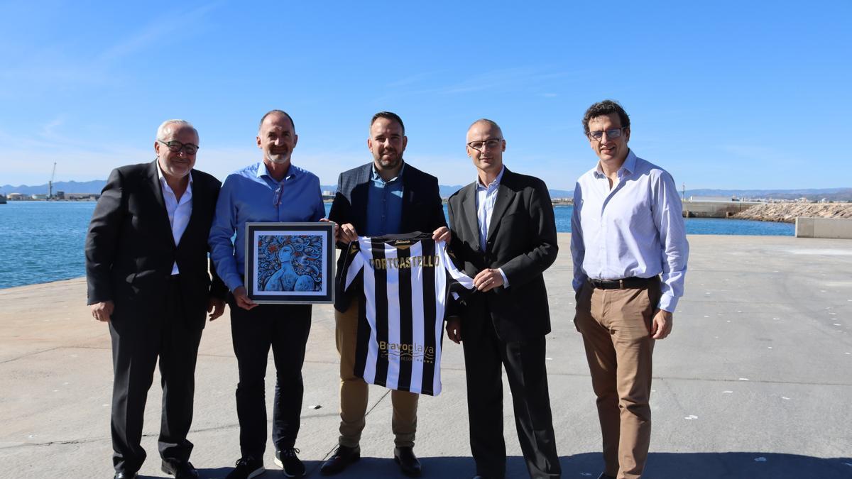 Representantes del CD Castellón, en la visita a las instalaciones de la Autoridad Portuaria de Castellón.