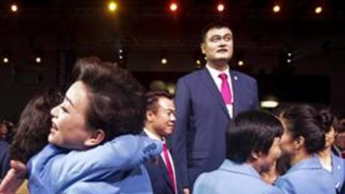 La delegación china, con el exjugador de baloncesto Yao Ming sobresaliendo, celebra la votación de ayer en Malasia.