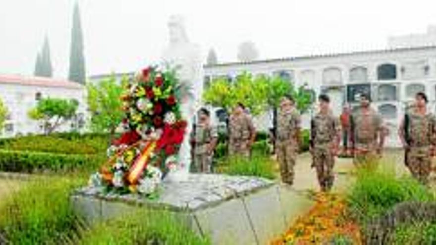 Flores y honores para los militares fallecidos