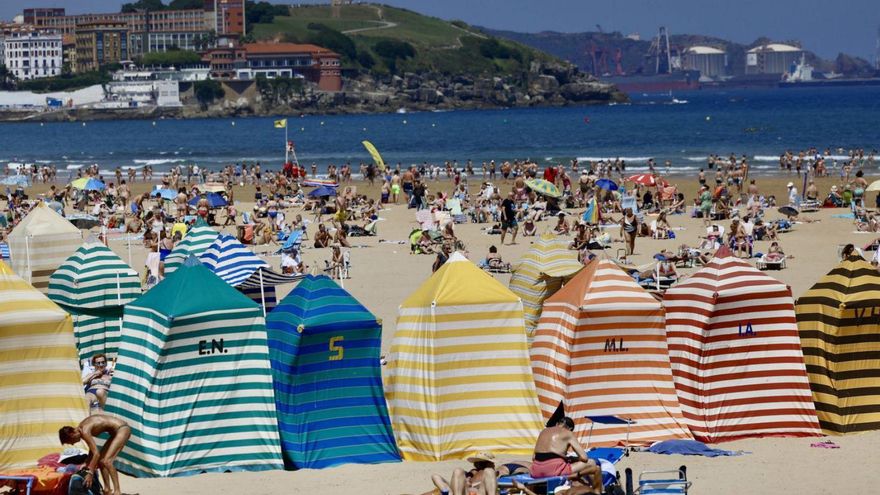 Verano puro y duro en Asturias: así vivieron turistas y locales los 30 grados en la región, que hoy se acaban