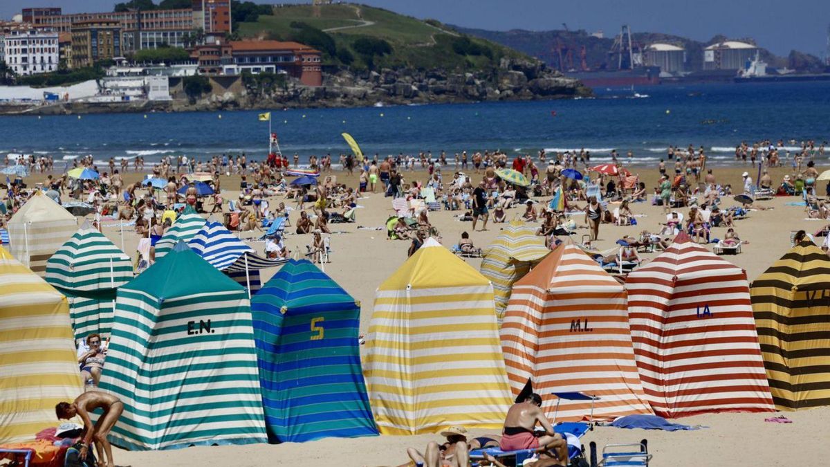 Bañistas en la playa de San Lorenzo de Gijón.