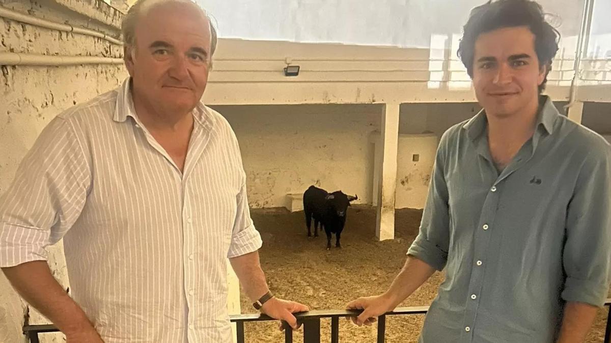Los ganaderos Santiago Domecq padre e hijo en los corrales de la plaza de toros de València junto al toro indultado 'Escondido'