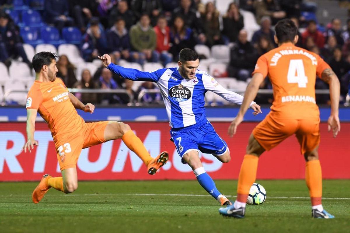 Lucas Pérez arma el disparo dos jugadores rivales en un Dépor-Málaga en Primera División en 2018.