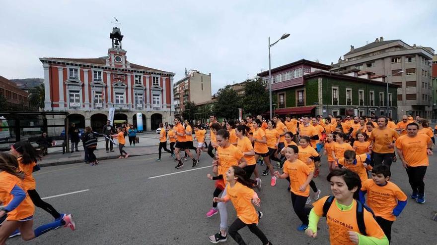 Participantes en la carrera organizada en Mieres por la asociación Galbán.