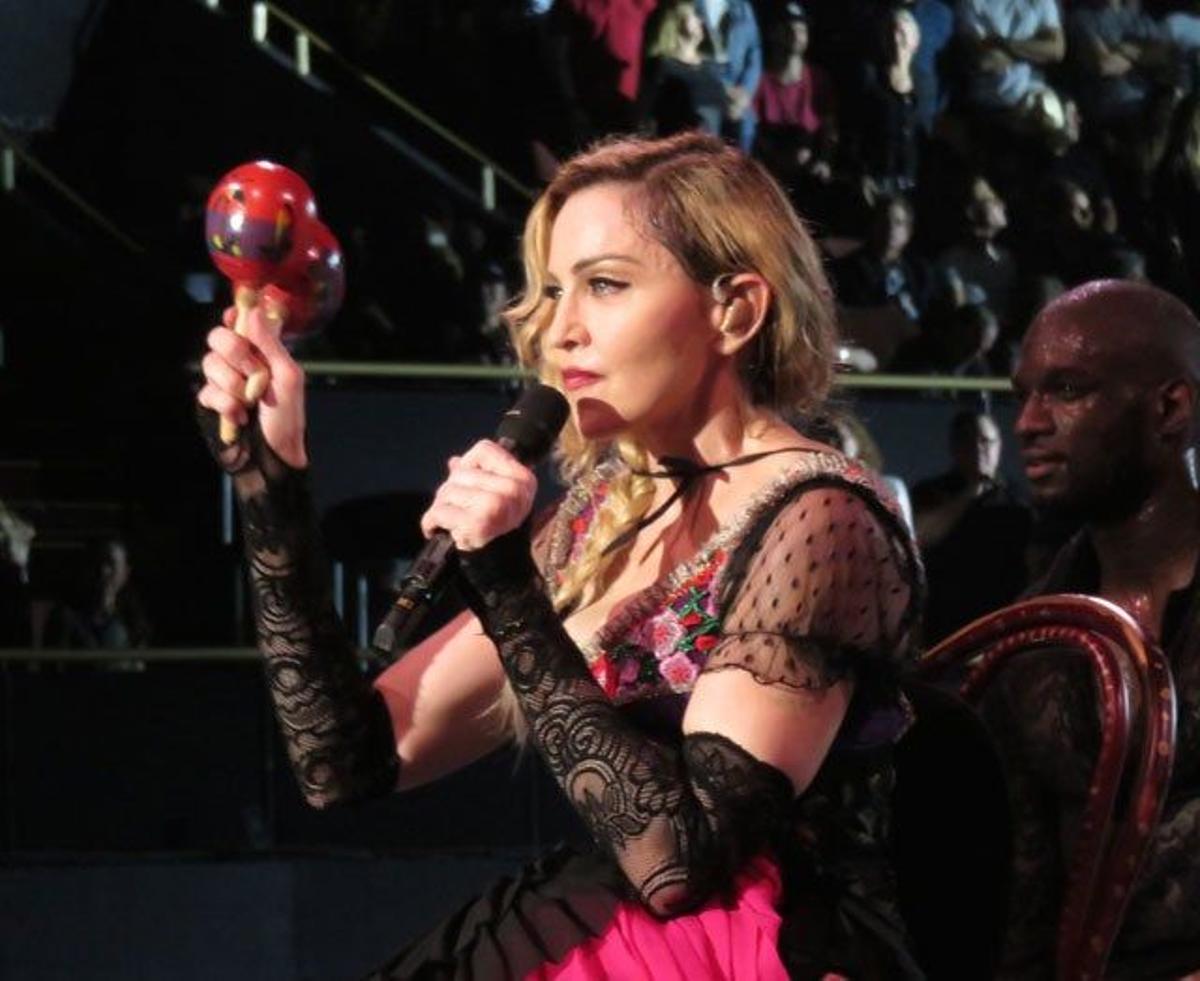 Madonna con unas maracas en el concierto de Los Ángeles de Rebel Heart Tour