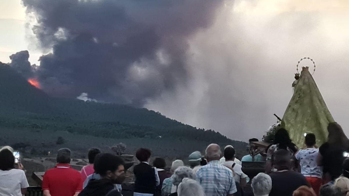 Procesión de la Virgen de Las Nieves para que pare el volcán de La Palma.