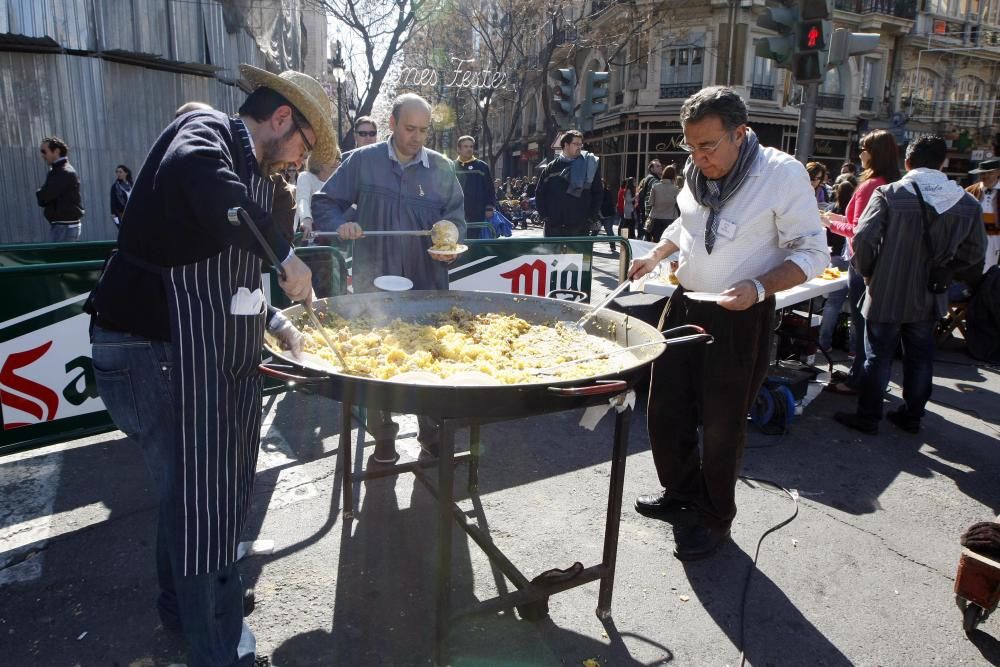 Fallas - La gastronomía no es una característica especialmente destacada en el expediente, pero no menos cierto es que tiene un papel vertebrador en la sociedad fallera como espacio de encuentro. Además de mantener la tradición de recetas altamente características, como serían la paella valenciana o los «bunyols».