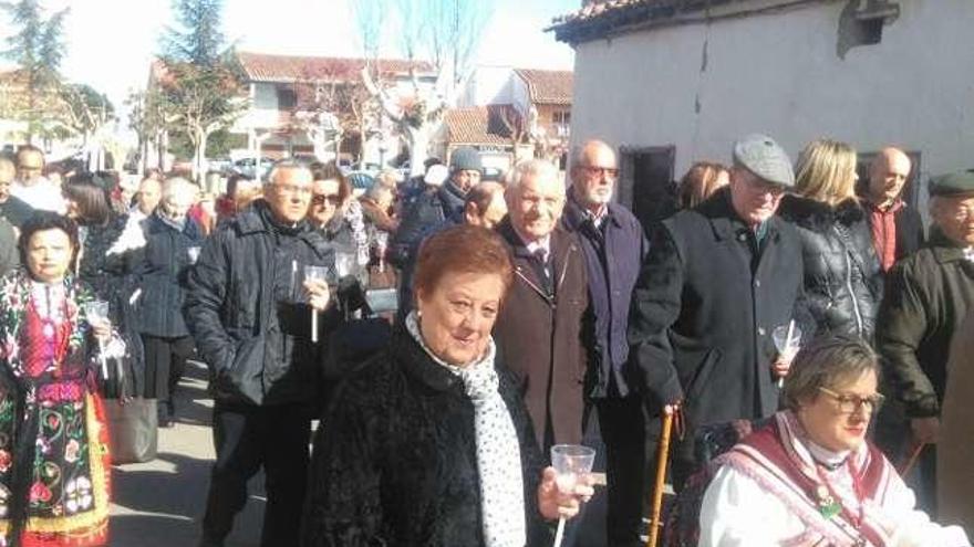 Los moralejanos portando las velas.