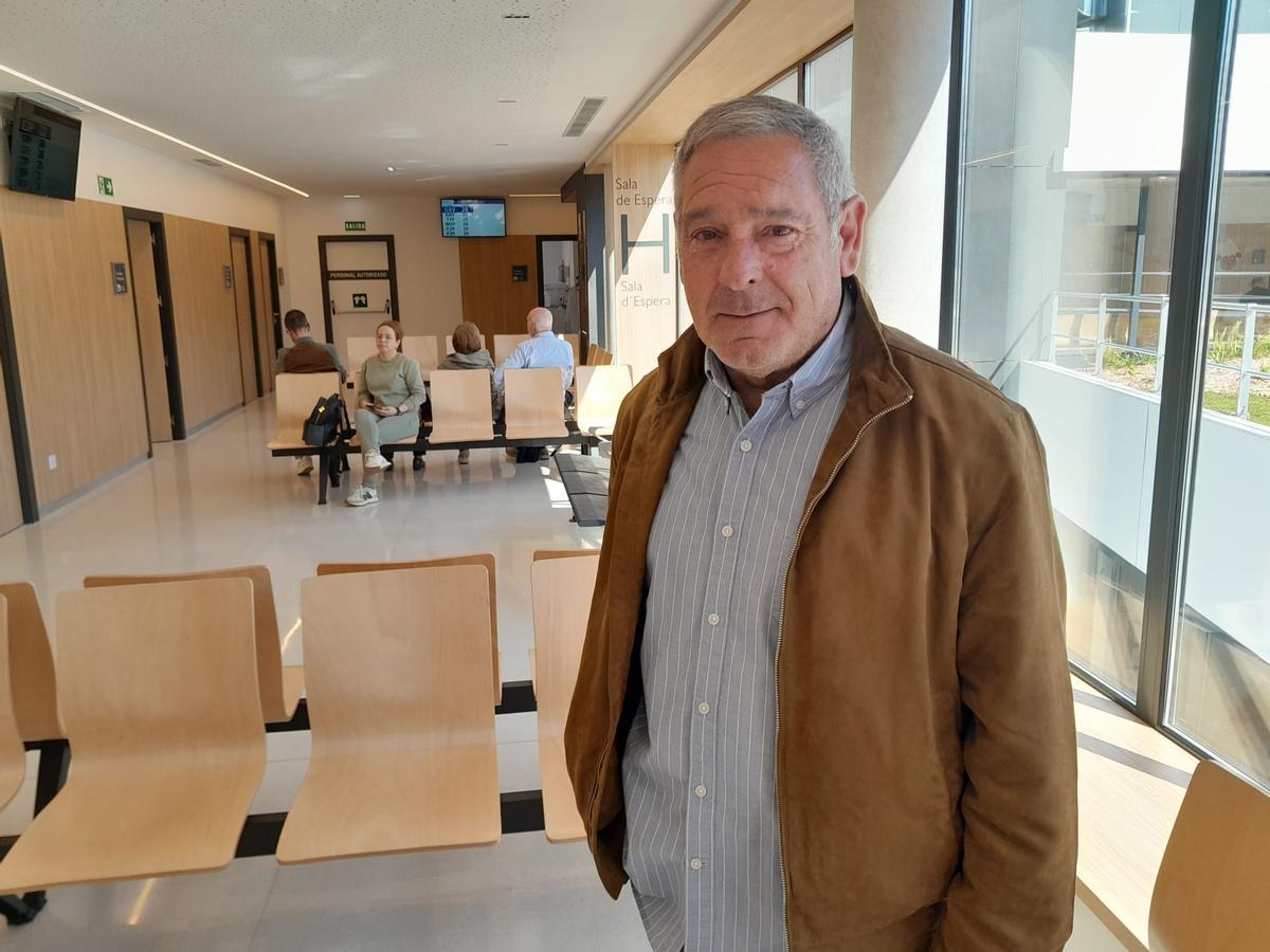 José Manuel Santomil, en la sala de espera del nuevo centro de salud de Pola de Lena.