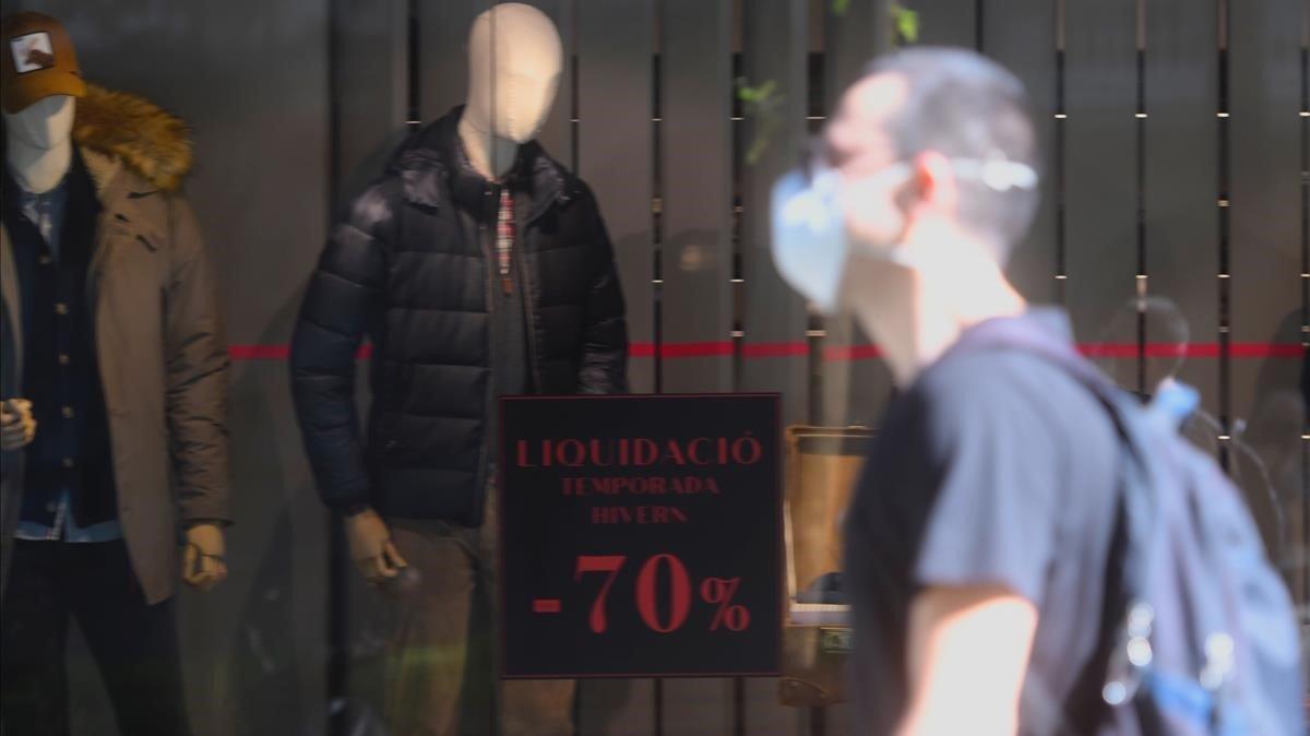 Algunas tiendas de moda del centro anunciaban ofertas en sus escaparates