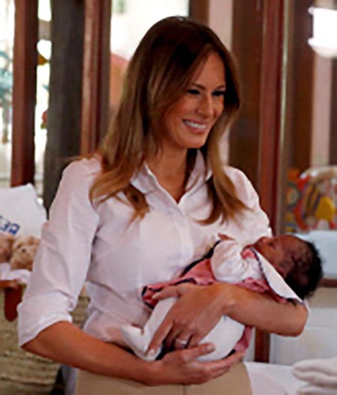 Melania Trump sostiene un bebé en Nairobi