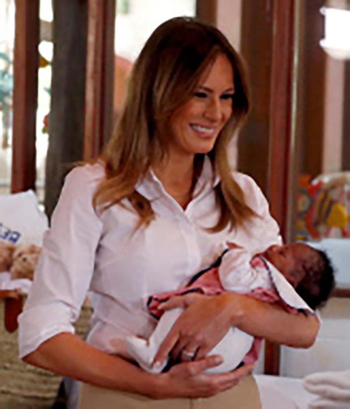 Melania Trump sostiene un bebé en Nairobi
