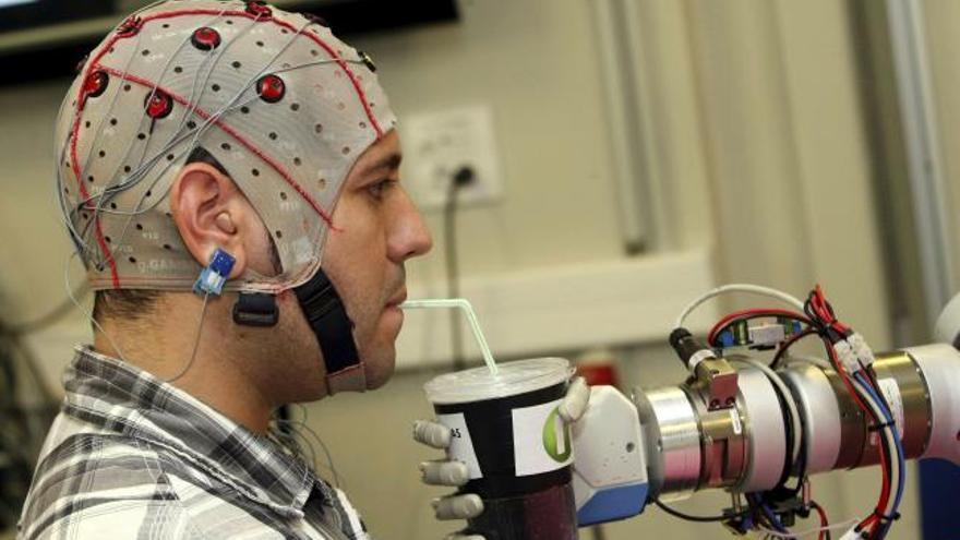 El robot cuyos movimientos serán controlados a partir de la actividad cerebral.