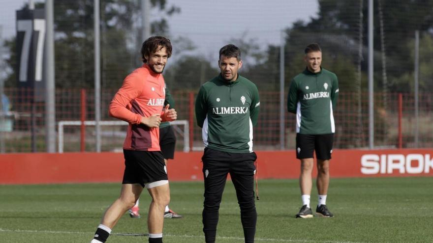 Larcamón defiende la "fortaleza de la plantilla" frente a la plaga de bajas en el Sporting