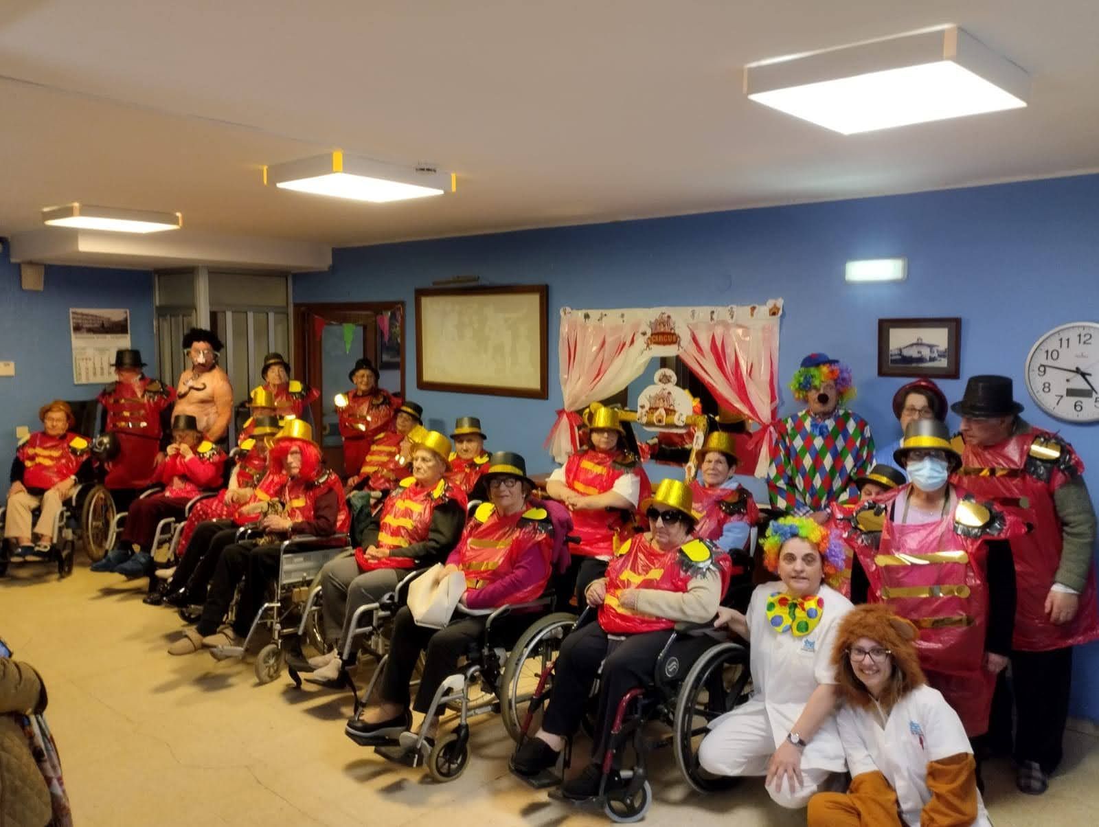 Domadores, forzudos y mucho buen humor en el Carnaval circense de la residencia de mayores de Amandi