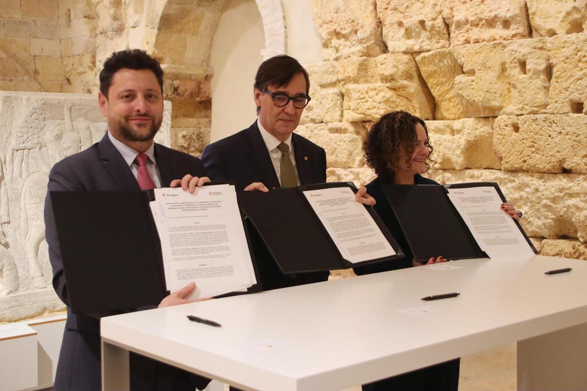 Firma del convenio para el Consorci Patrimoni Romà de Tarraco, este miércoles en Tarragona.