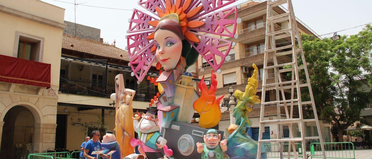 El artista Pedro Espadero durante la plantà de la Hoguera oficial.