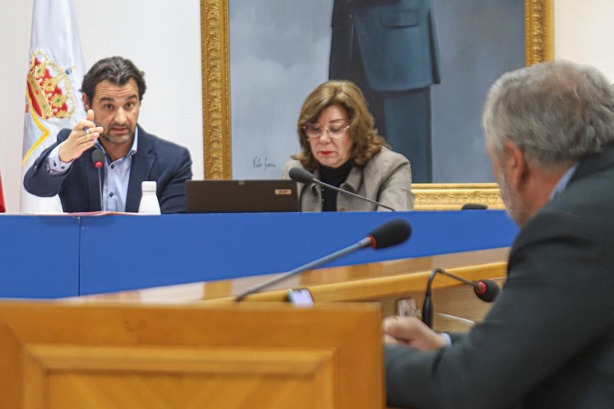 El alcalde de Torrevieja durante el pleno ordinario de este mes de diciembre en la que anunció la mejora del servicio de Censo y Estadística