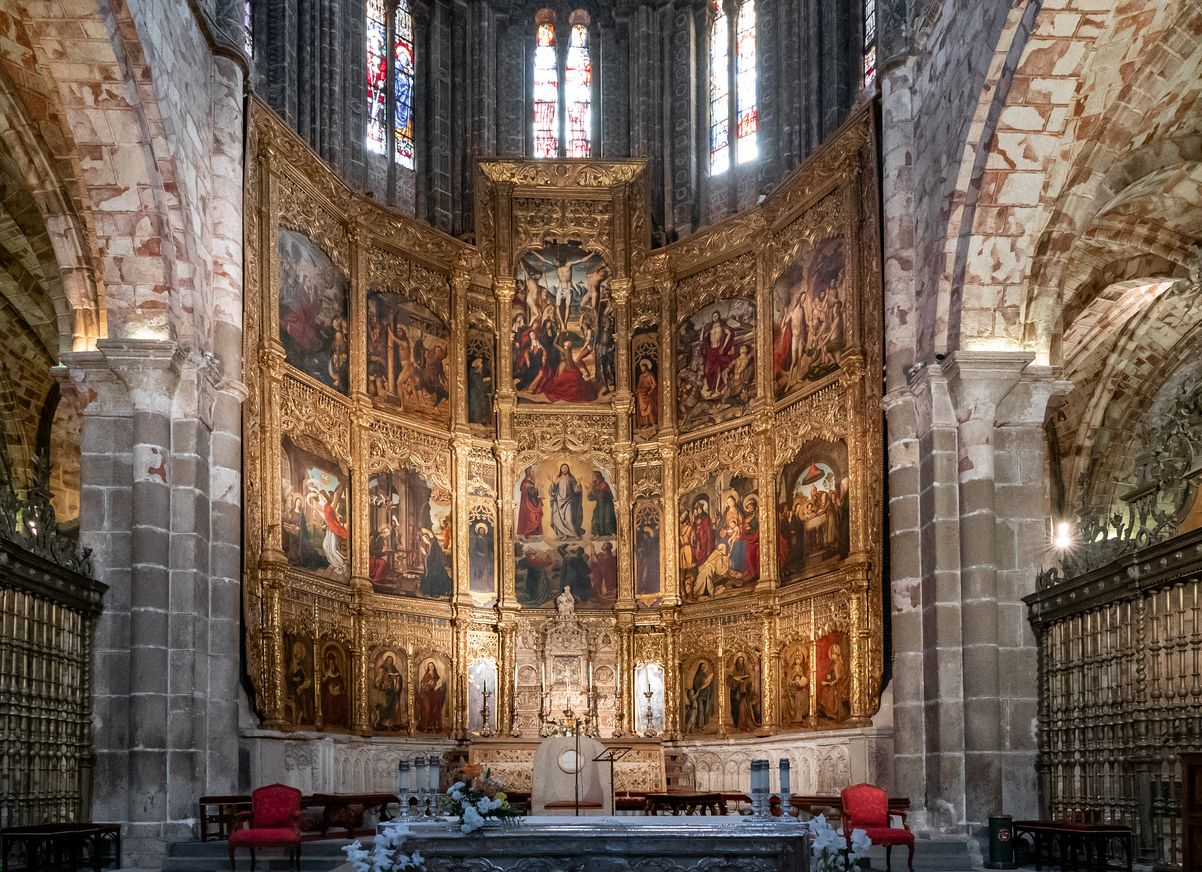 El altar mayor de la catedral es obra de tres artistas diferentes