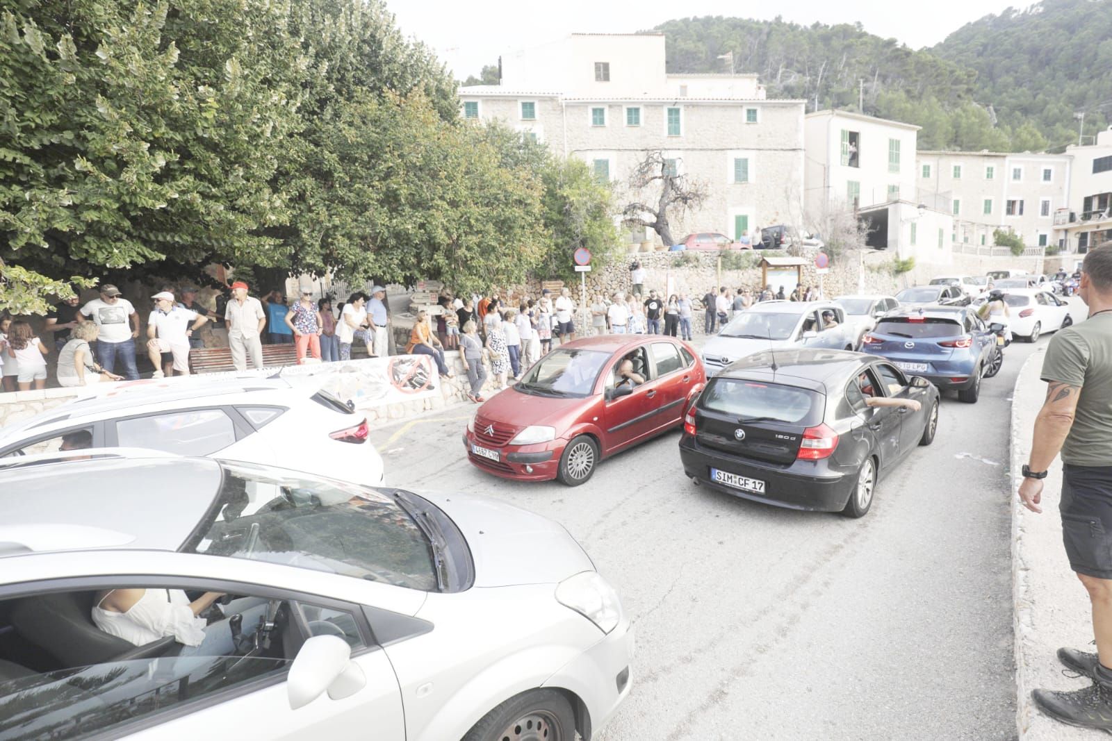 Cortan la carretera de la Serra en protesta por las carreras de motos