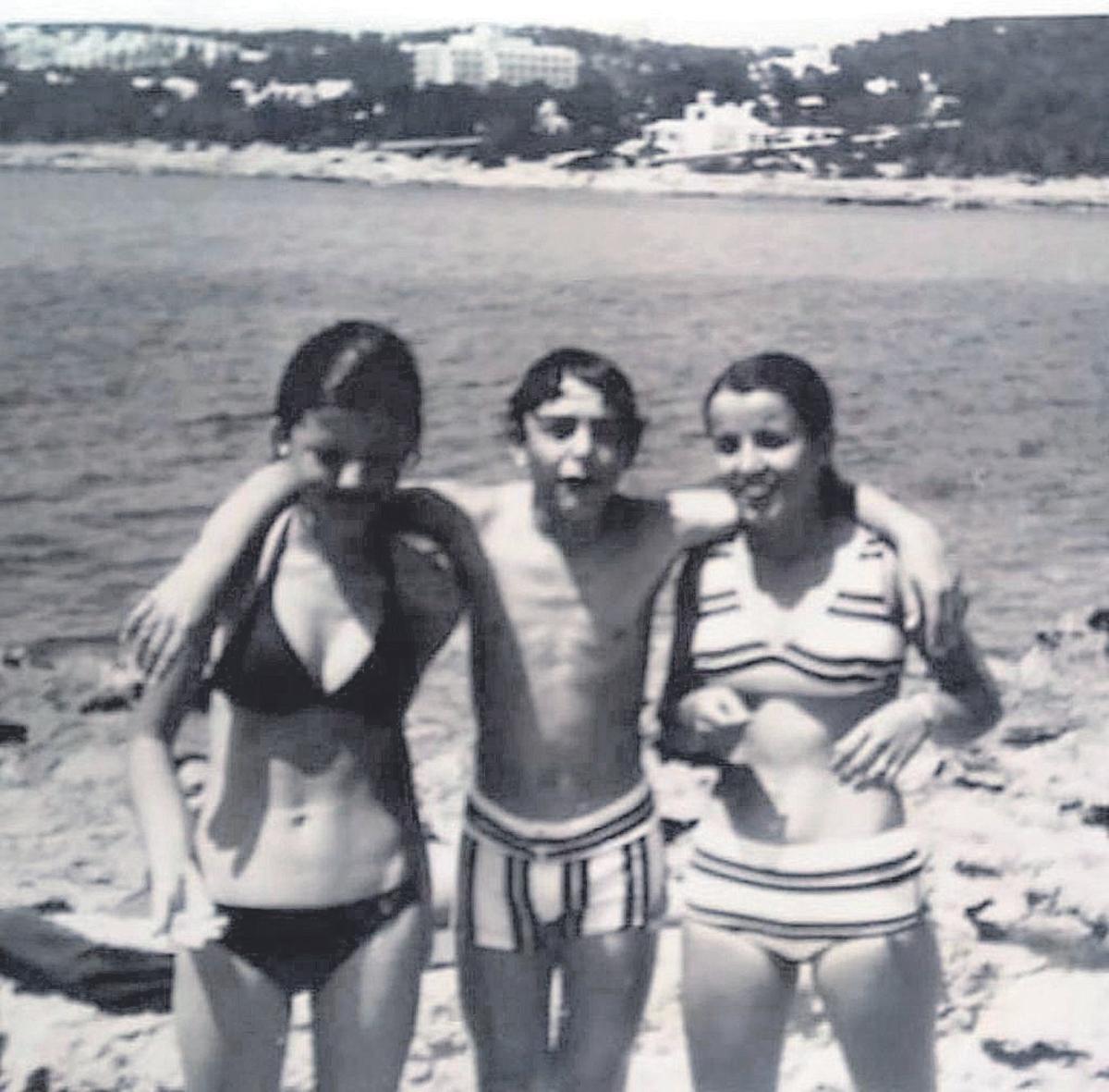 Antonio González, junto a unos amigos en Caló des Moro.