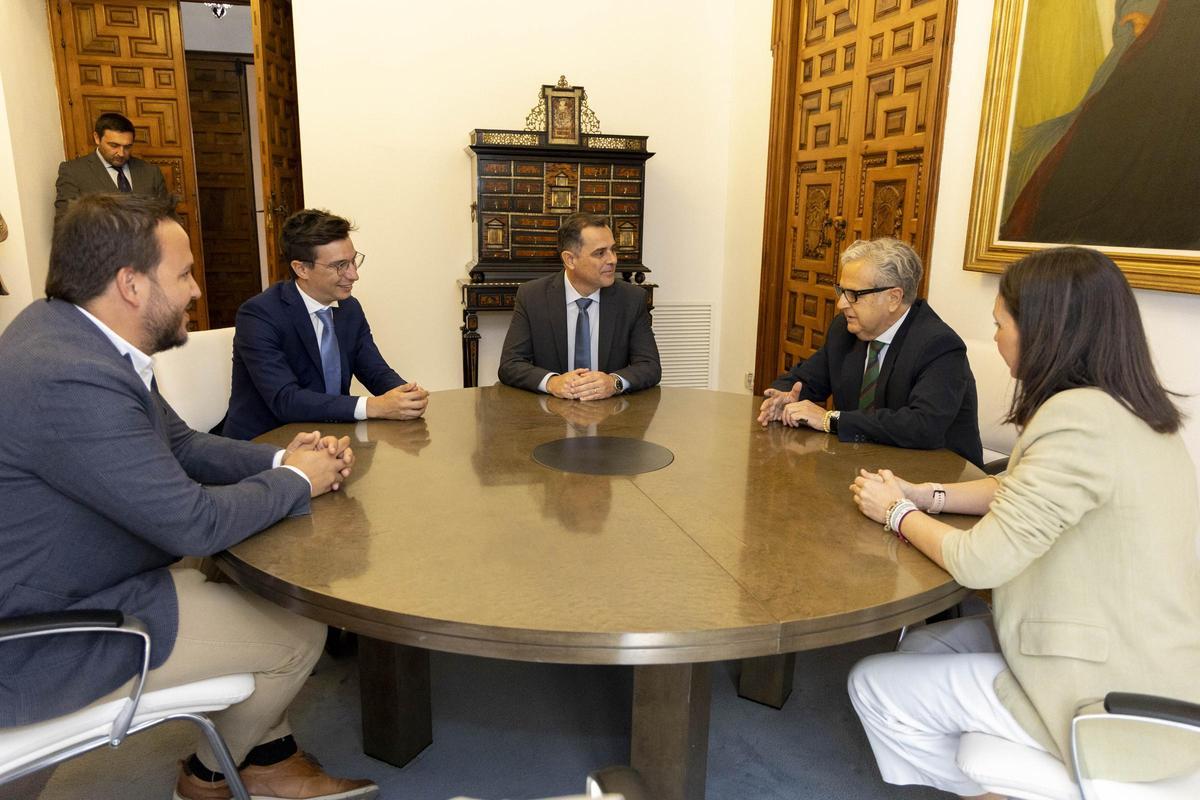Córdoba de España y Córdoba de Argentina se dan la mano: la Diputación recibe a una delegación de la provincia hermanada.