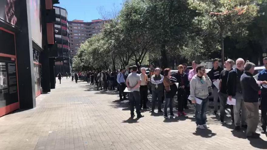 Colas en Mestalla para recoger las entradas de la Copa del Rey