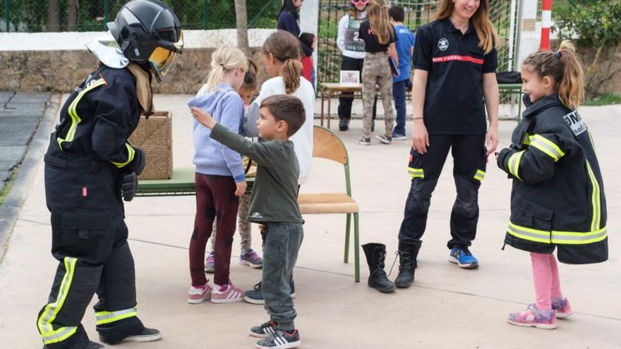 visita de una bombera al colegio Torres de Balàfia. | S. G. CAÑIZARES