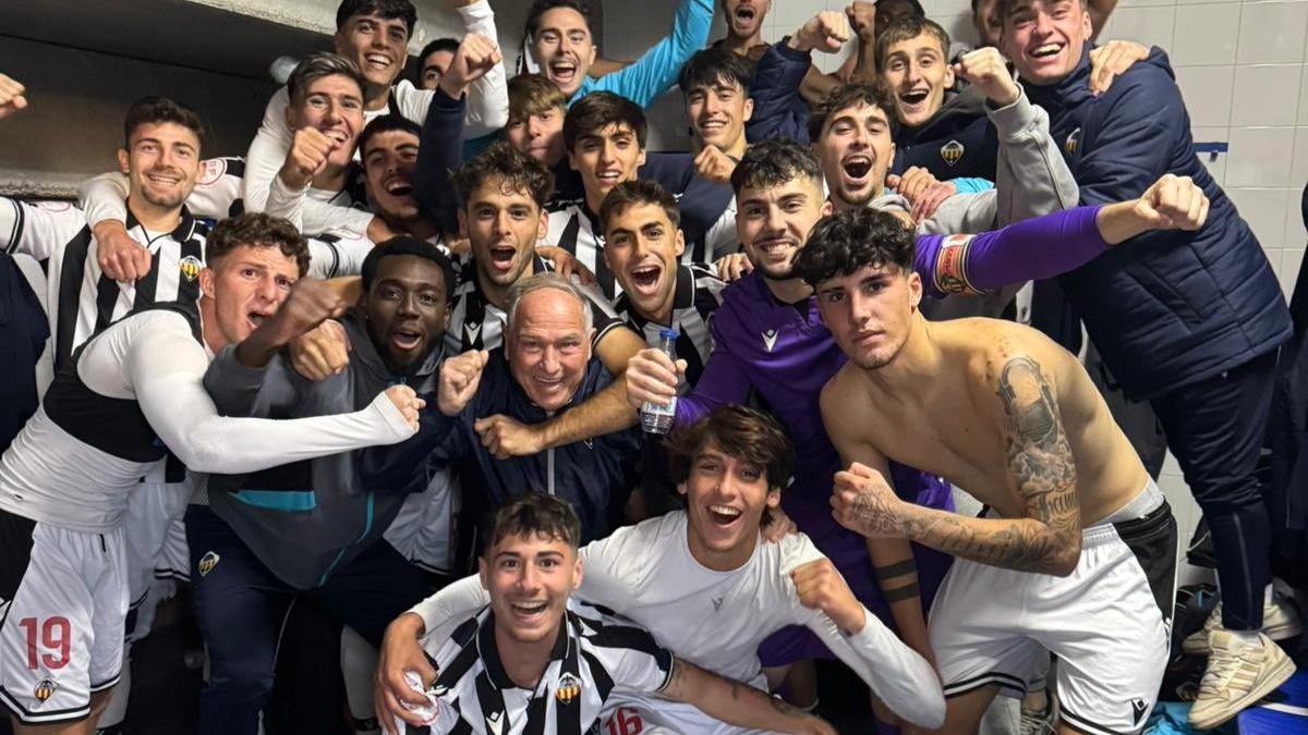 Alegría en el vestuario del Castellón B tras la importante victoria en el campo del Levante B.