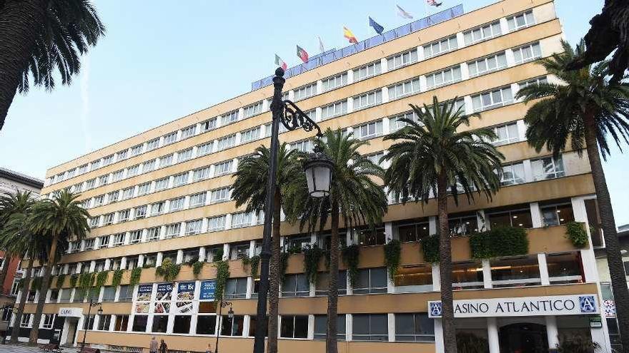 Hotusa prevé abrir hoy el hotel Atlántico, horas después de hacerse cargo  del edificio - La Opinión de A Coruña