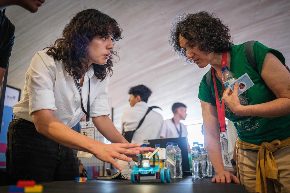 Dos mujeres conversan durante una feria de empleo en Santa Cruz de Tenerife.