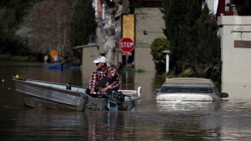 Lluvias inusuales dejan un muerto y miles de evacuados en California