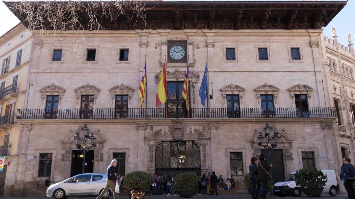 En Figuera está en la fachada de Cort desde 1848, aunque su construcción es anterior.